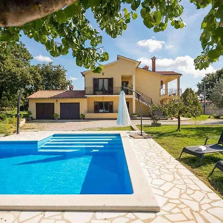 Petra 3 * Kirmenjak